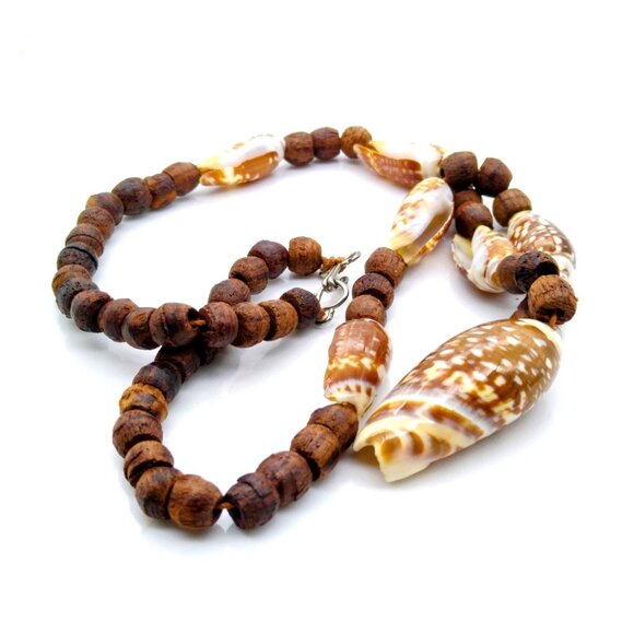 Retro Seashell Choker with Shell Pendant and Stations, Vintage Beach Jewelry - Picture 4 of 5